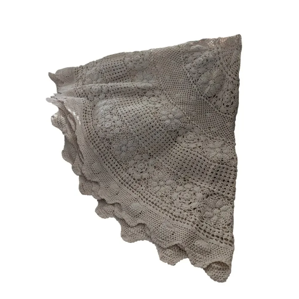 GORGEOUS VINTAGE FLORAL & LACE CREAM CROCHETED TABLECLOTH, CIRCULAR! 68